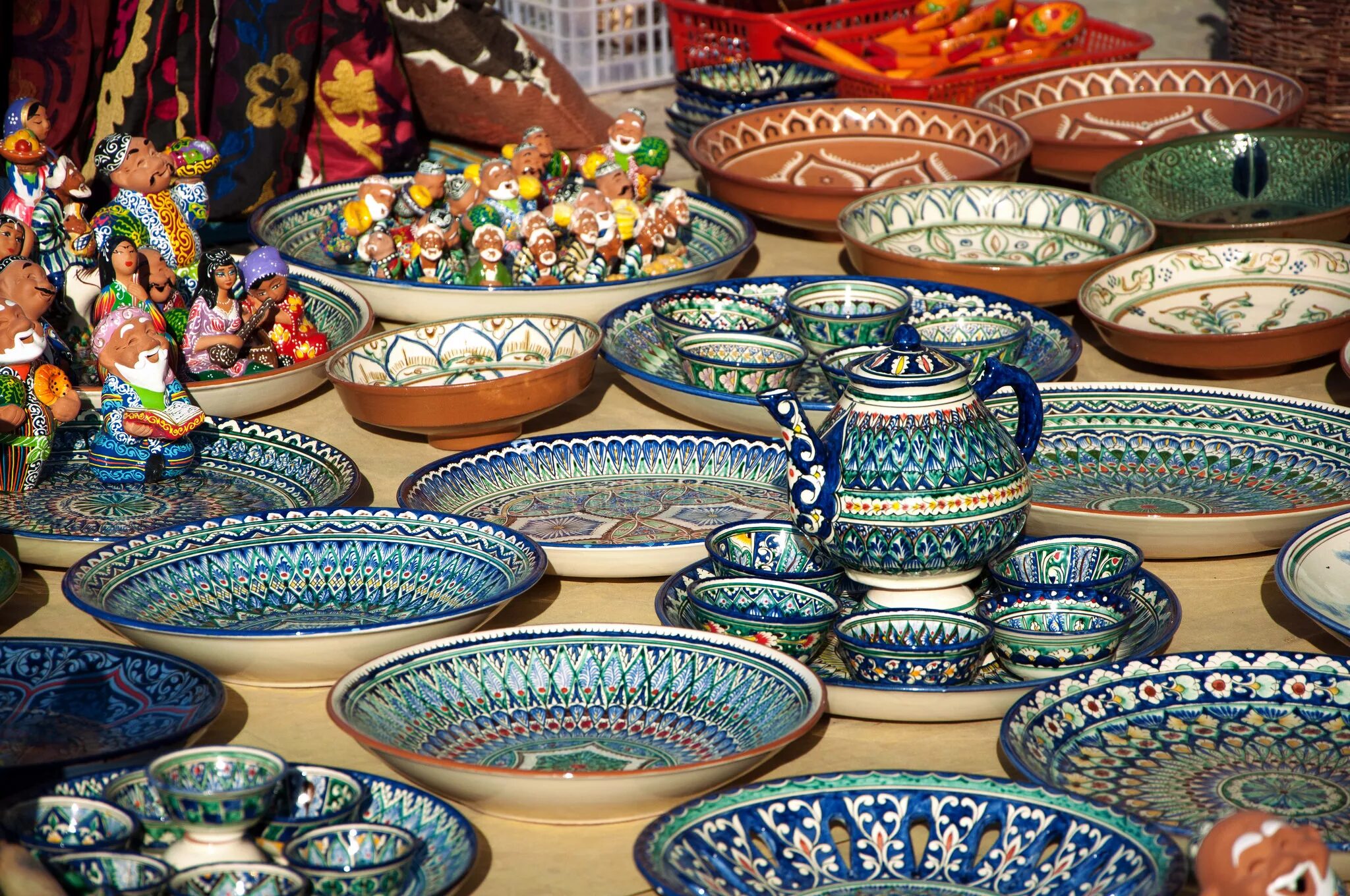 Узбекские товары. Посуда Национальная Самарканд. Узбекская посуда. Узбекские национальные сувениры. Посуда в Восточном стиле.