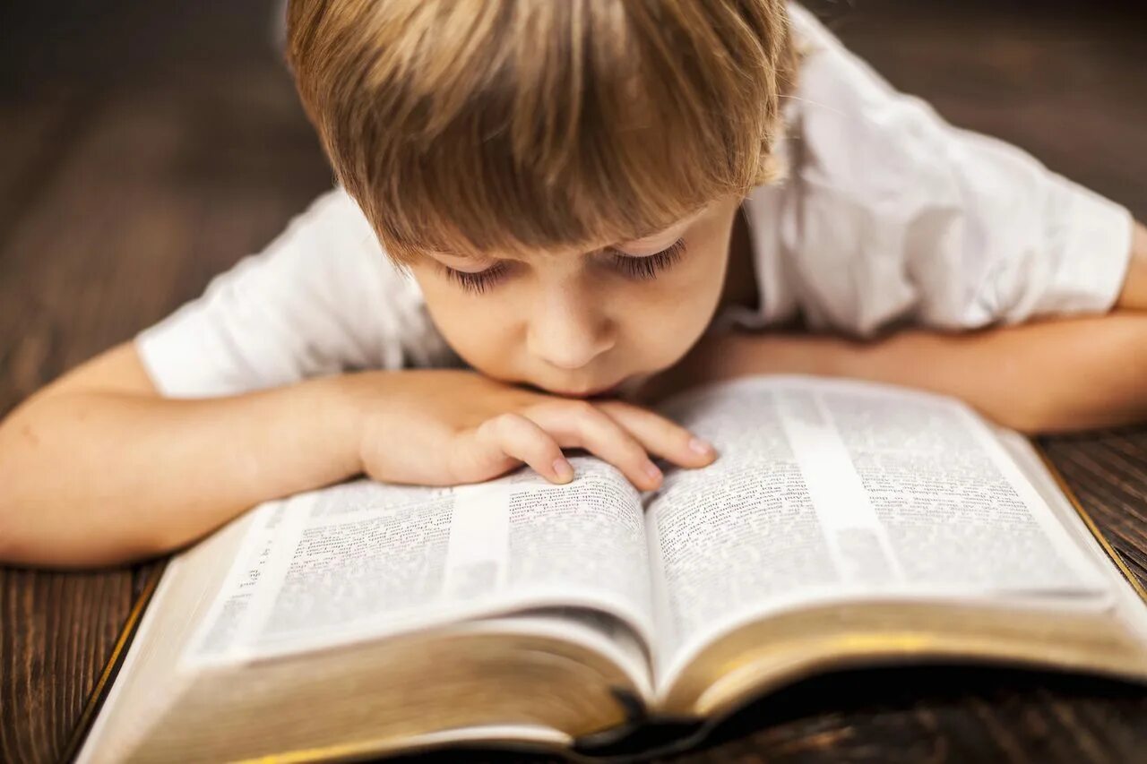 Стих дети читают видео. Библия для детей. Книга для мальчиков. Книги для детей. Чтение Священного Писания.