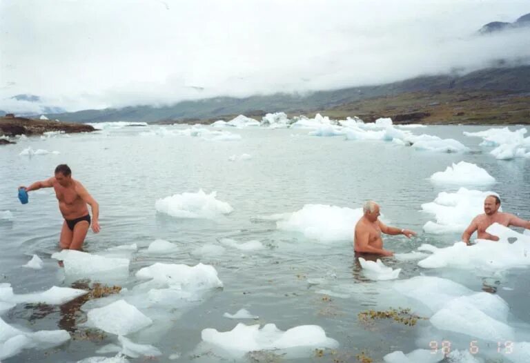 Белое море в березниках. Купаться на белом море летом. Белое море северодвинск купаться. Купаются ли в белом море. Люди белого моря.