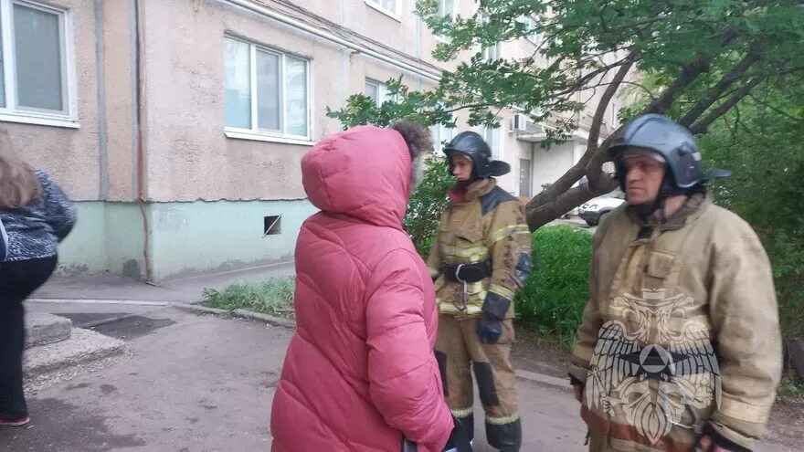 Взрывы в энгельсе саратовской. Эвакуация людей. Взрыв газа в Энгельсе. Взрыв в Энгельсе вчера. Взрыв газа и пожар в многоэтажке в Энгельсе.