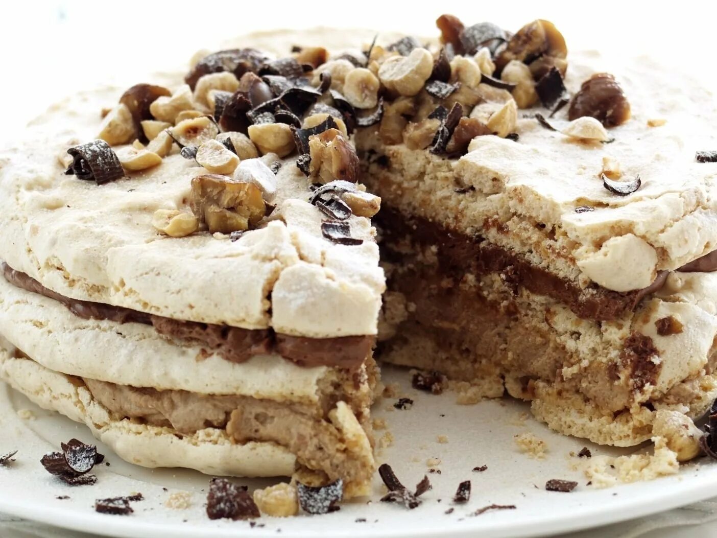 Торт с орехами название. Торт "безе с фундуком" (Hazelnut Meringue Cake). Торт Королевский с безе и орехами. Торт Ореховый грильяж. Королевский торт с безе и грецкими орехами.