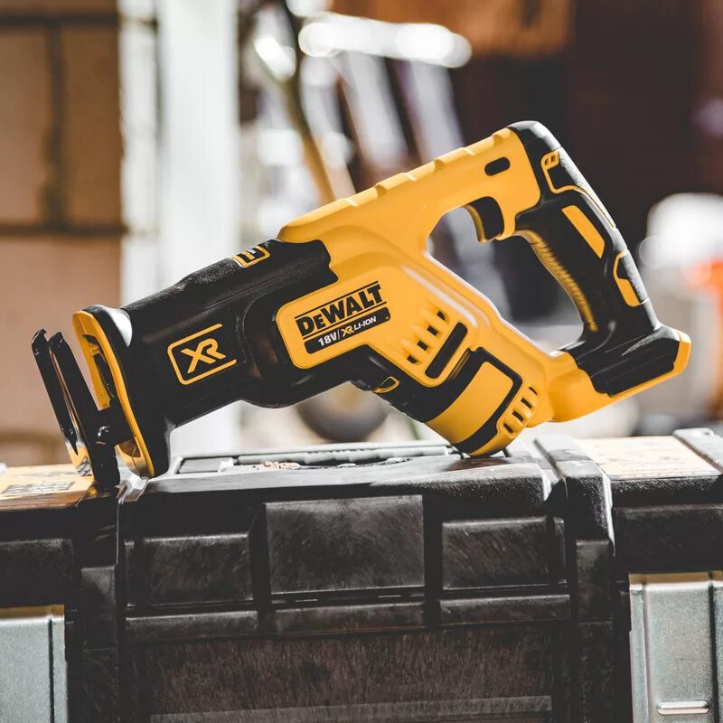 Мини пила аккумуляторная деволт. DEWALT dcs367. Сабельная пила ДЕВОЛТ 18 вольт аккумуляторная 367. Сабельная пила DEWALT DCS 382. DEWALT 18 В XR dcs367n.