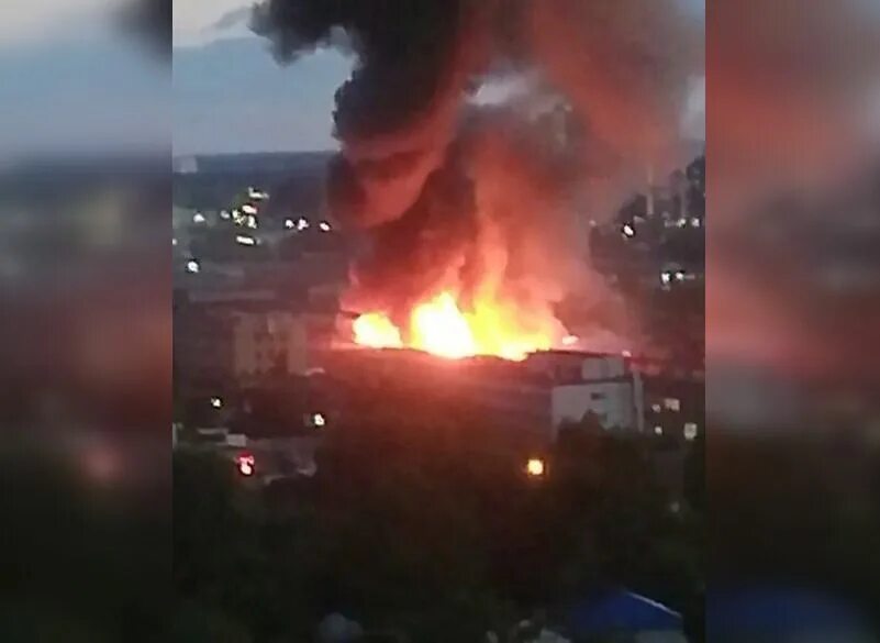 Горящее здание. Пожар в Москве. Пожар на мебельной фабрике в Подмосковье. Пожар сегодня. Родники горит мебельный