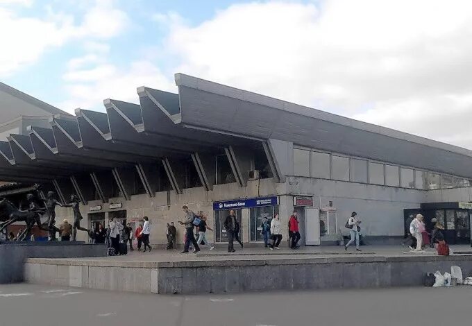 Пионерская метро санкт-петербург. Метро пионерская спб. Станция метро пионерская. Метро пионерская отели. Станция метро пионерская.