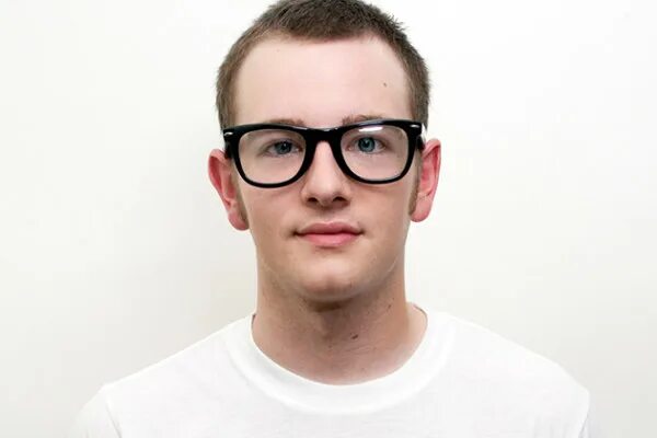 люди в очках для зрения. мужчина в очках для зрения. близорукий человек. спортивная оправа для очков. очки для зрения мужские спортивные.