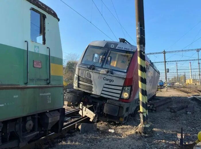 Тепловоз сошел с рельс. Железнодорожная авария РЖД.