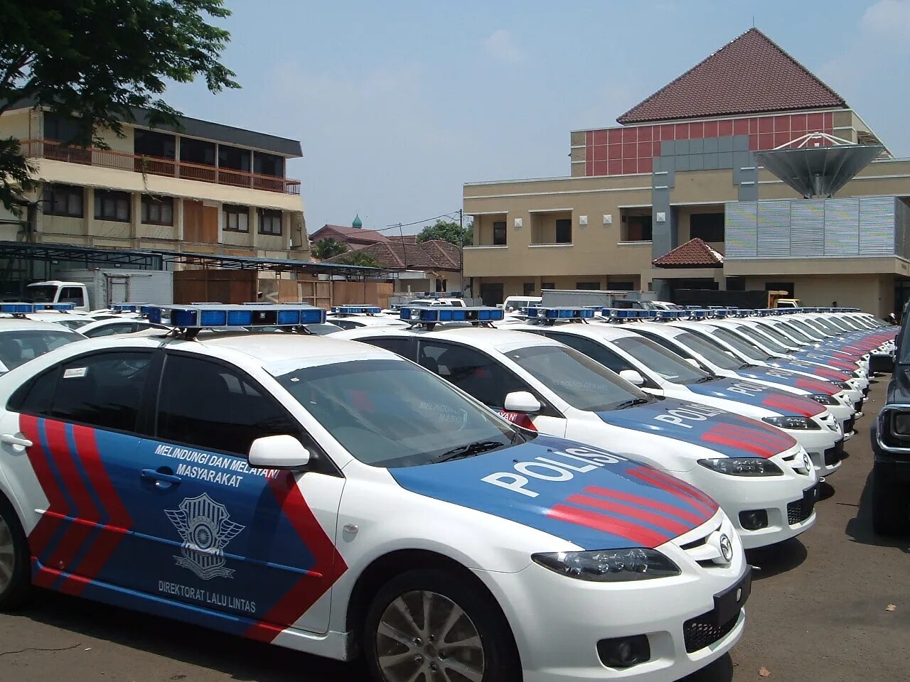 Mazda Patrol Police. Мазда 6 полиция. Полицейские машины Индонезии. Авто полиции Китая. Авто бали