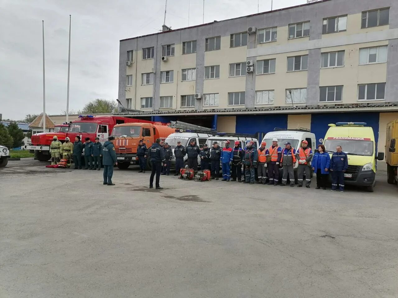 Пч 25. Скорая медицинская помощь. Пожарно спасательная часть 25 Полесск. ПЧ 25 Россошь. Пожарная часть 25 Полесск здание.