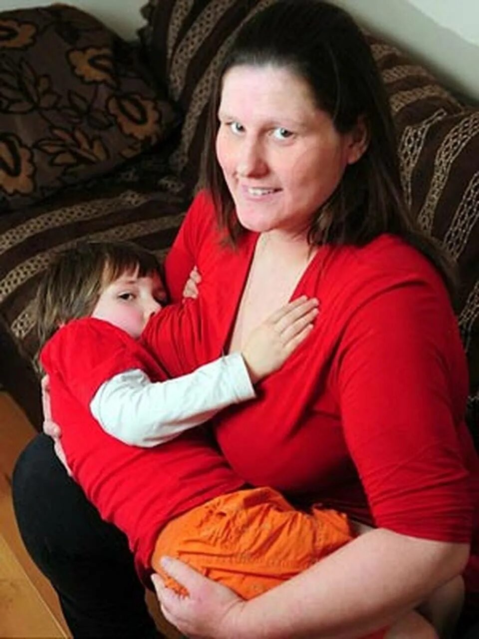 Толстая мать и сын видео. Кормление грудью. Грудное вскармливание. Кормление взрослого ребенка.