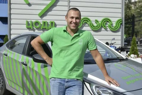 Стоит автомобилист