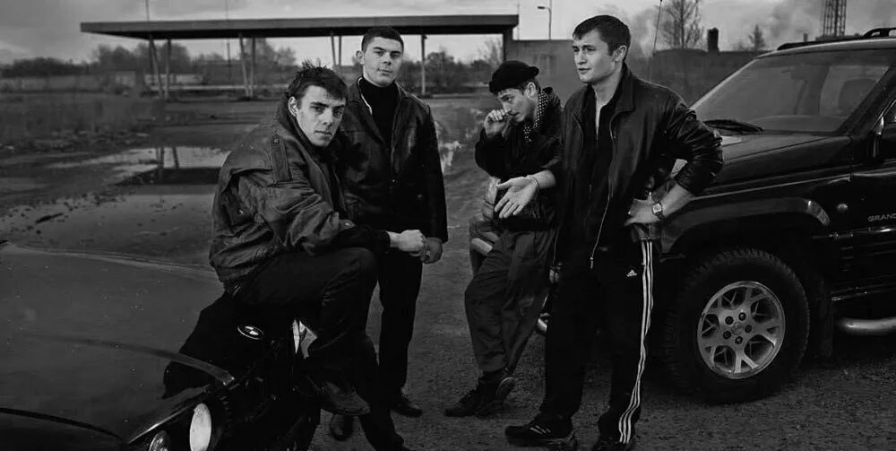 Бандиты из 90-х. Бандиты 90. Бандиты 90. Братки 90. Стиль одежды бандитов 90-х.