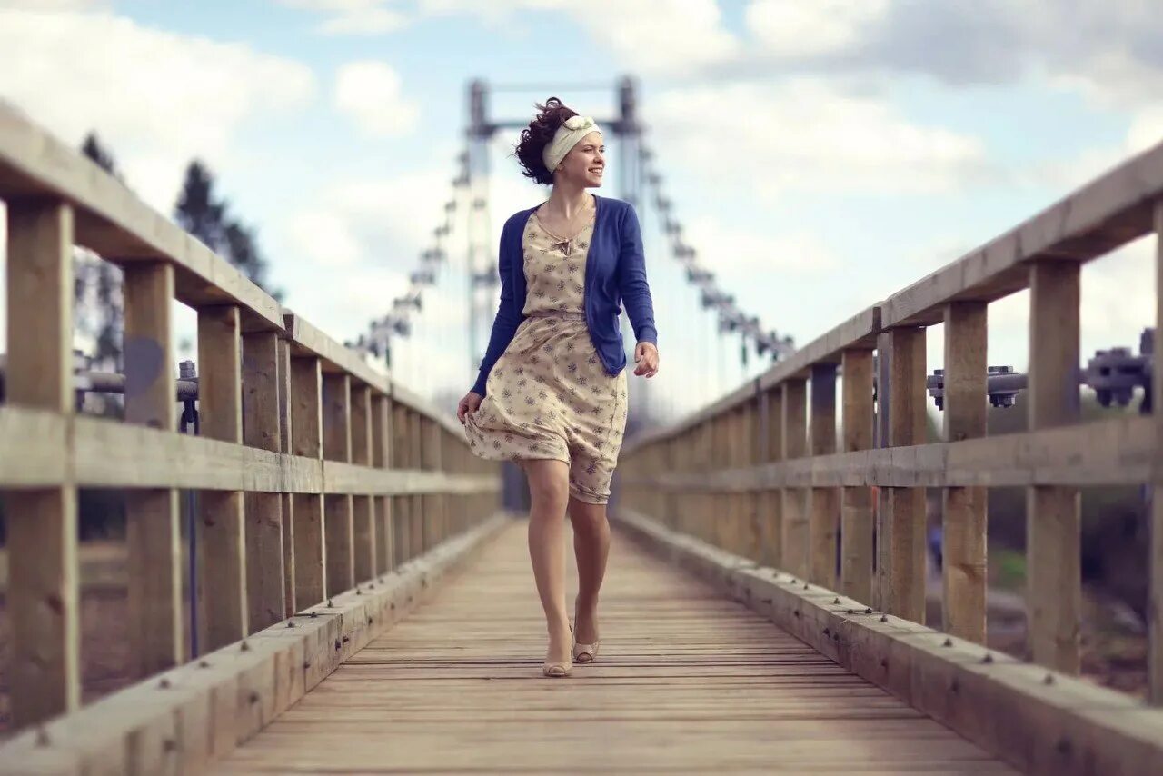 Прошел поступью. Девушка идет по мосту. Девушка идет. Женщина на мосту. Девушка шагает.