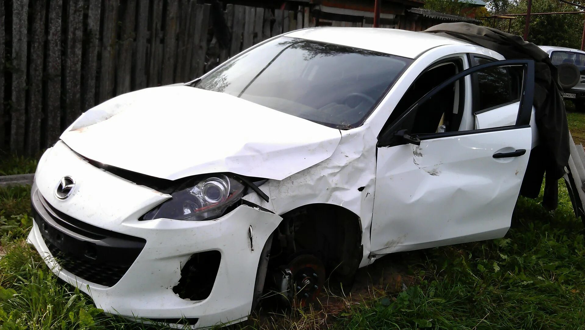 Битую мазда 3. Разбитая мазда 3 белая. mazda 3 bl после дтп.