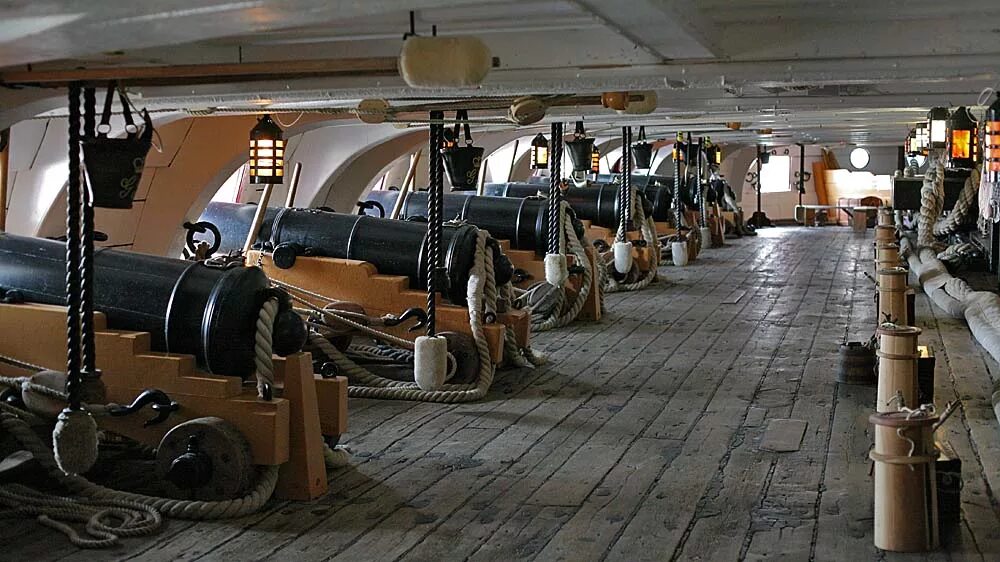 Корабельные пушки 17 века парусного флота. Капитанская каюта корабля 17в. HMS Victory Капитанская каюта. Капитанская каюта пиратского корабля 19 век.