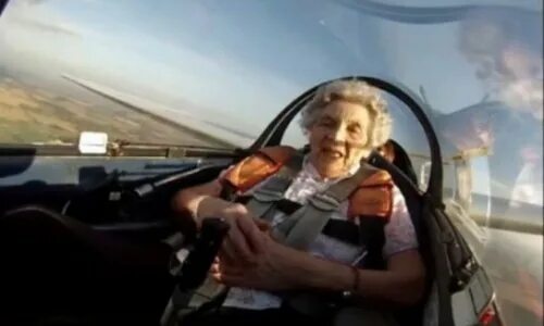 Бабушка в самолете. Бабуля в самолете. Крутая бабушка в самолете. Бабуля за штурвалом самолета.