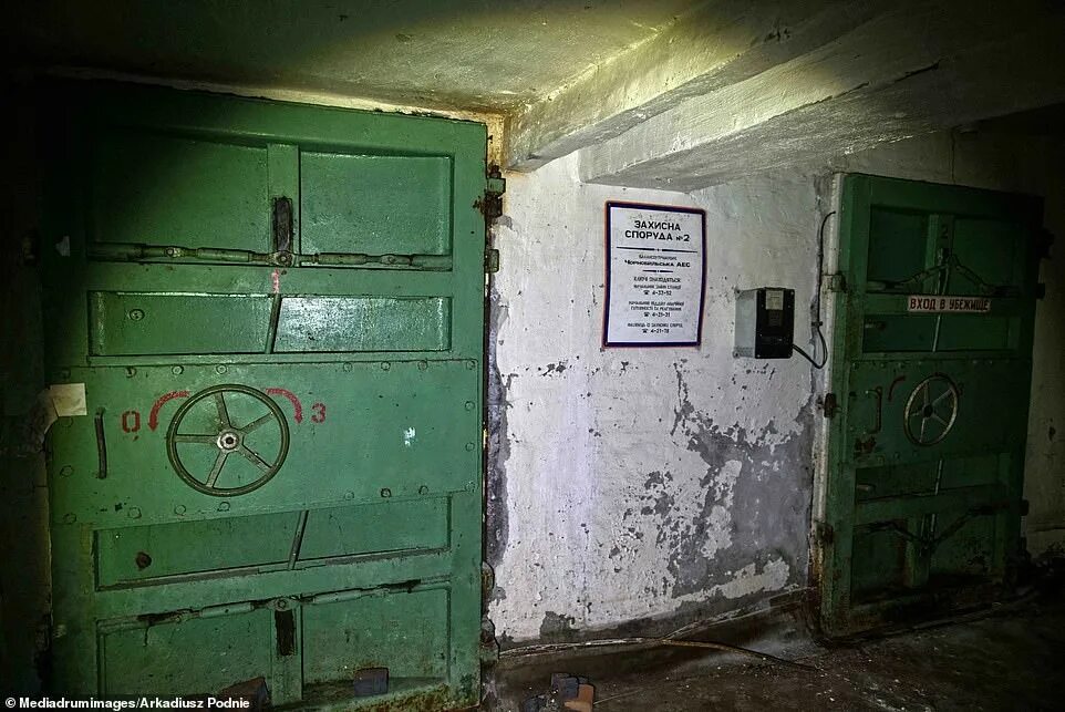 Чернобыль жуткие. Фотография коридора Чернобыля. Самый страшный бункер в Чернобыле. Страшный бункер в Чернобыле реальные монстры. Жуткие электростанции.