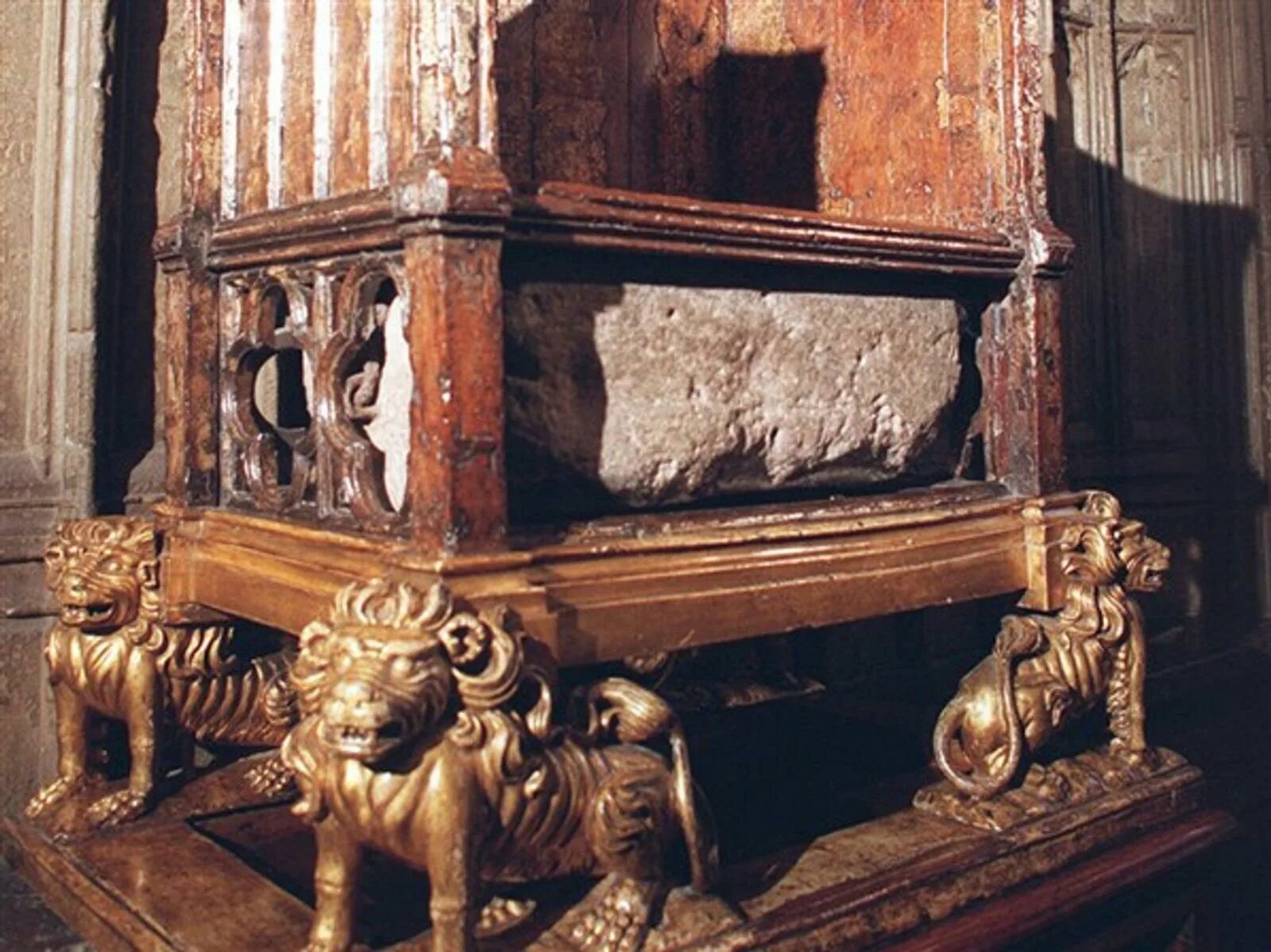 Виндзорский дворец королевская усыпальница. Вестминстерское аббатство коронация. Трон царский британии. Вестминстерское аббатство скунский камень. Трон бабуридов.