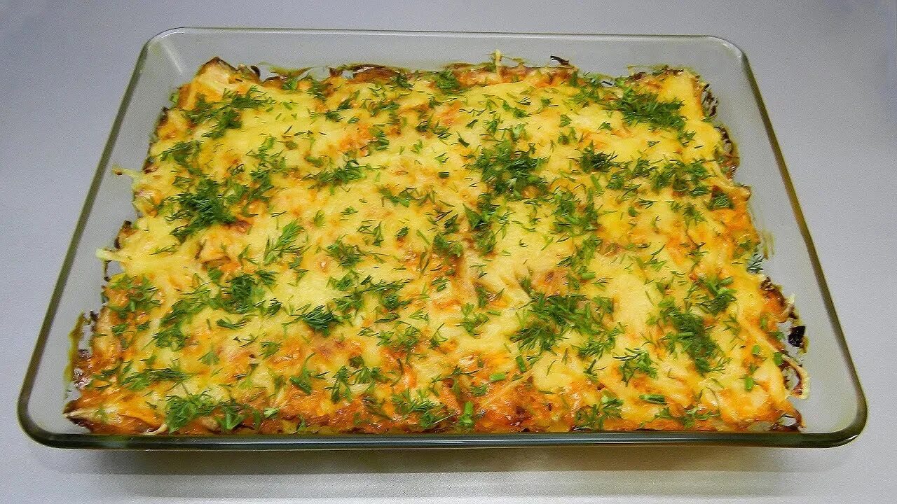 Рецепт куриного филе с картофелем в духовке. Картофель с курицей. Филе курицы с картошкой в духовке. Курица в сметанном соусе в духовке. Куриное грудуа с картошкой.