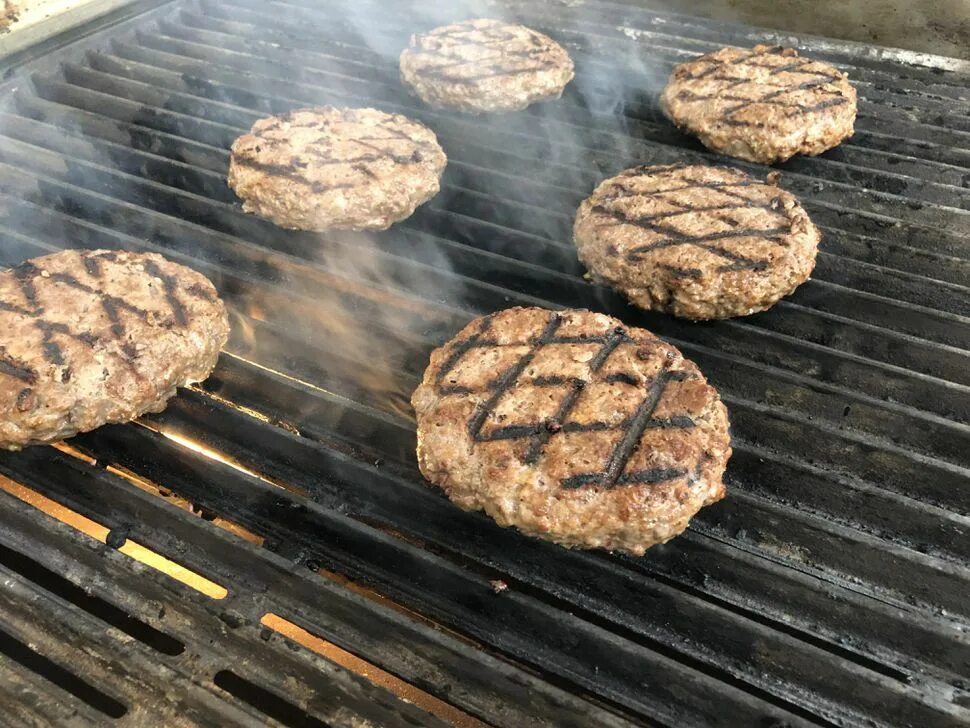 Овощи нарезанные для бургера. Сколько жарить бургеры. Impossible burger patties. Гамбургер на гриле. Бифштекс на гриле из фарша.