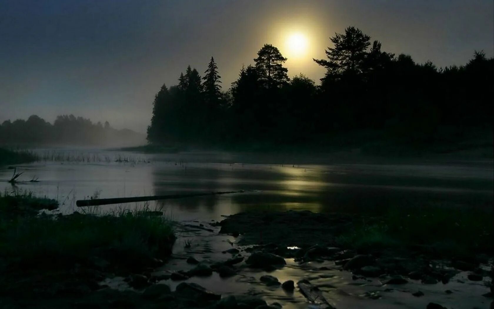 Река смотрящие лун. Ночной пейзаж. Река ночью. Ночь река лес. Лесная река ночью.