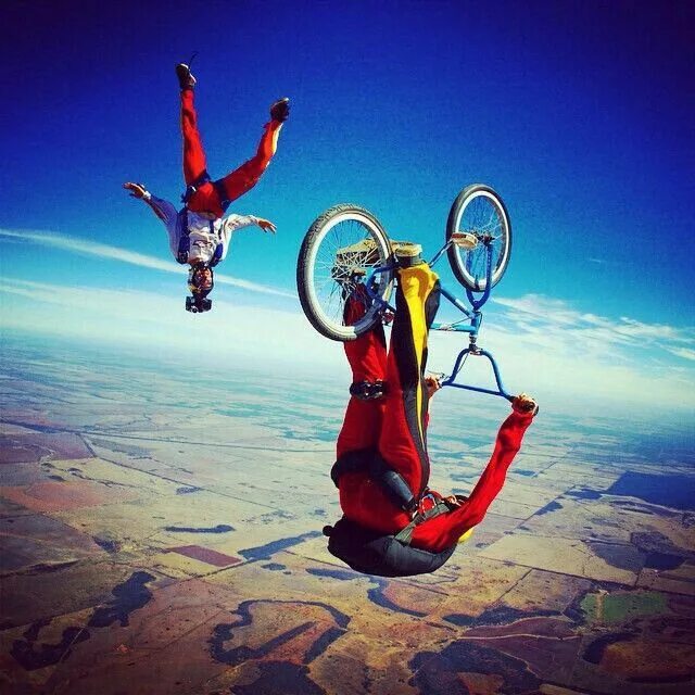 Трюк летающий велосипедист. Велосипед с парашютом. Прыжок с парашютом на велосипеде. Летающий велосипед. Экстремальные виды спорта коллаж.
