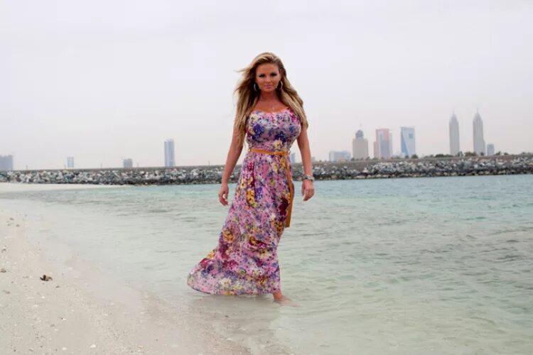 В какой одежде дубай. Одежда для пляжа в ОАЭ. Одежда для Эмиратов для туристов. Дубайские женщины. Фотосессия в Дубае в платье.