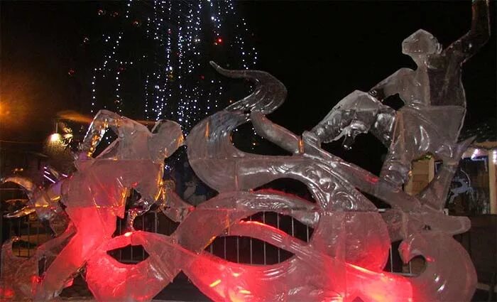 Ледовый россия. Ледяные скульптуры в Нижнем Новгороде. Ледяные скульптуры Нижегородская. Ледяные фигуры пожарная охрана. Ледяные фигуры из воздушных шаров.