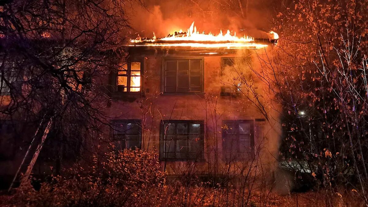 Ой дом в огне. Пожар в Гусь-Хрустальном. Горящий дом. Дом горит. Сгоревший дом.