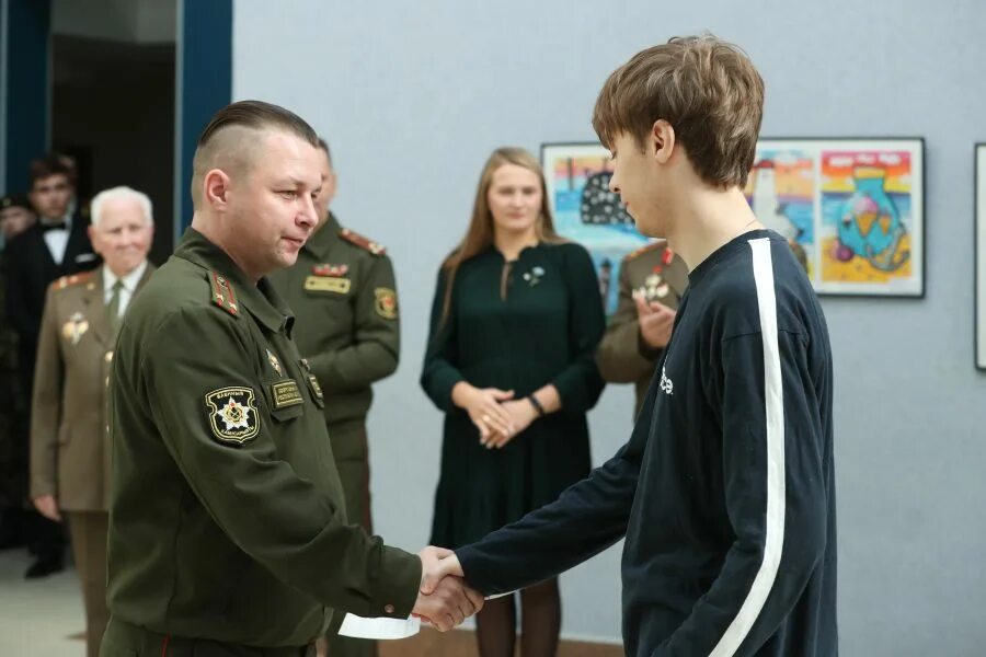 Вручение повесток призывникам