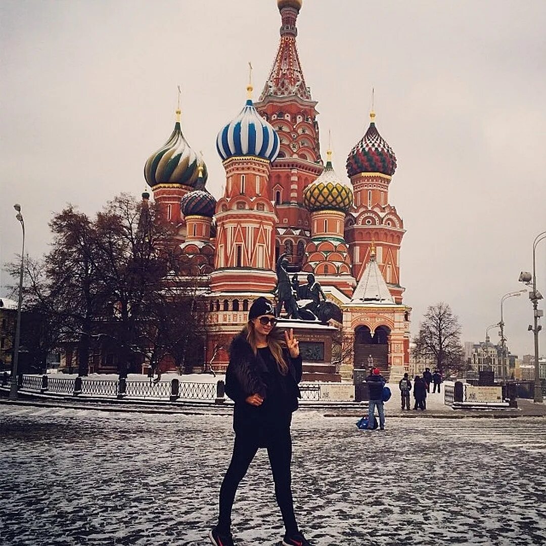 Москва фотки людей. Девушка на красной площади. Фотосессия на красной площади. Селфи на красной площади. Парень в Москве в красной площади.