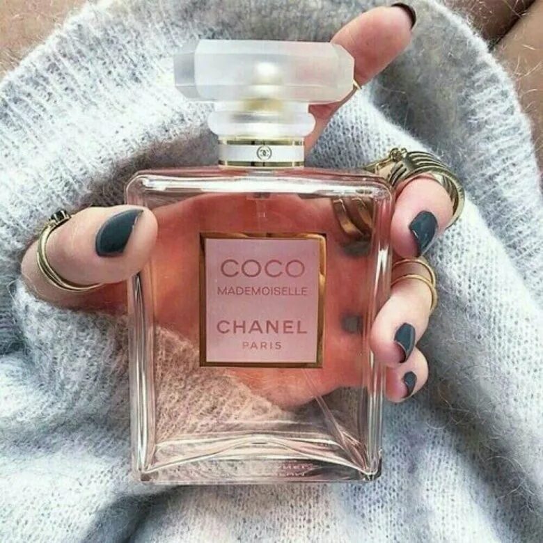 Купить парфюм красноярск. Духи Коко Шанель мадмуазель. Coco Mademoiselle Chanel 100ml. Chanel Paris Mademoiselle. Coco Chanel духи в руках.