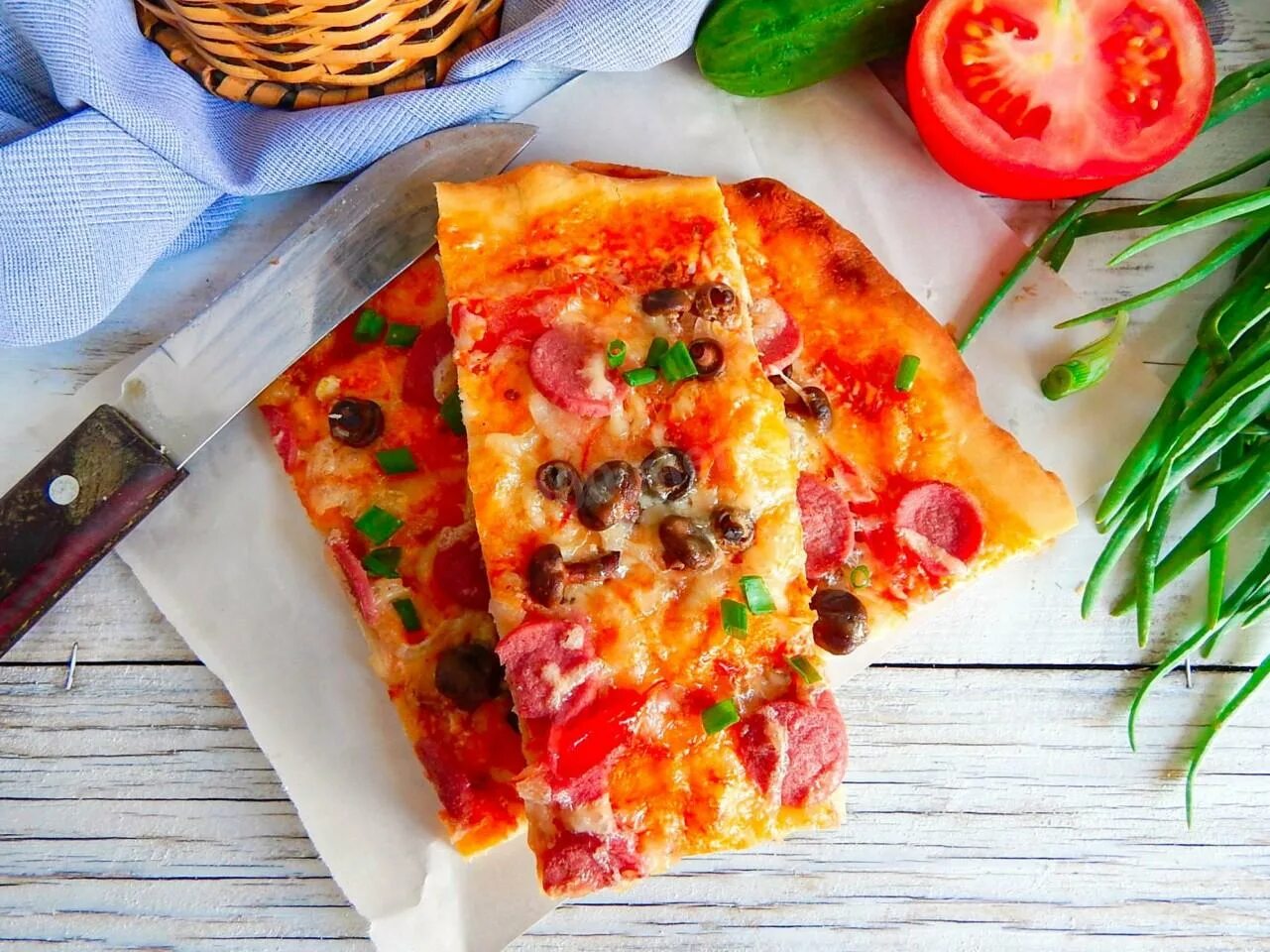 Тесто для домашней пиццы на кефире. Пицца на кефире. Заливная пицца. Пицца овощная. Быстрая пицца в духовке.