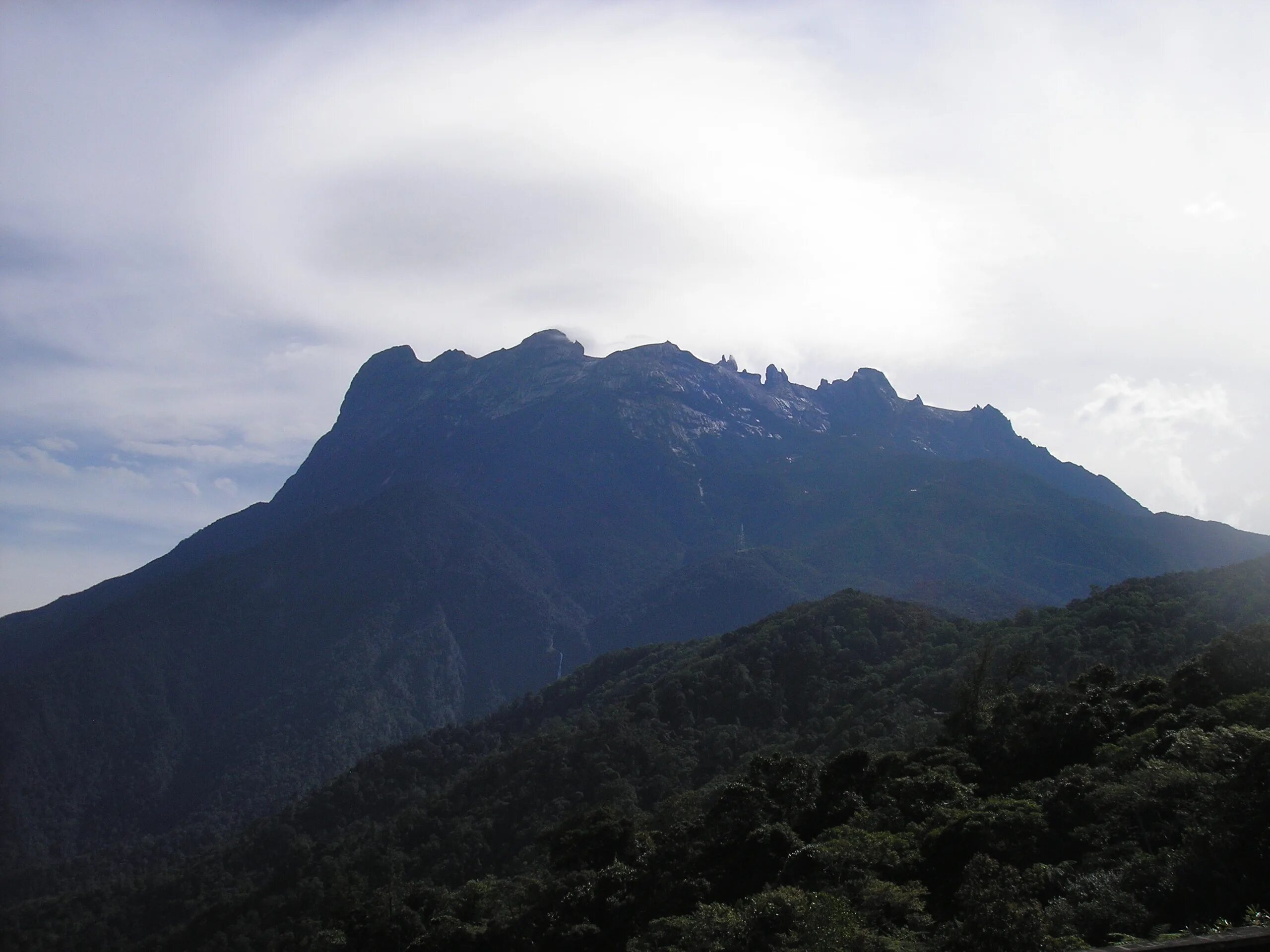 Кинабалу малайзия. Гора Кинабалу. Гора Гунунг-тахан. Кинабалу климат. Малайзия горы.