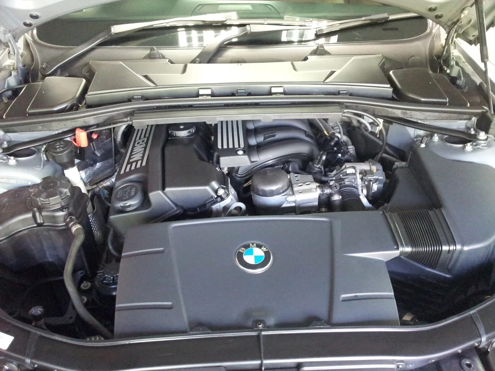 Bmw alpha v10. Мотор bmw m3. Bmw e92 под капотом. Bmw 318 e90 двигатель. Bmw e92 двигатели.