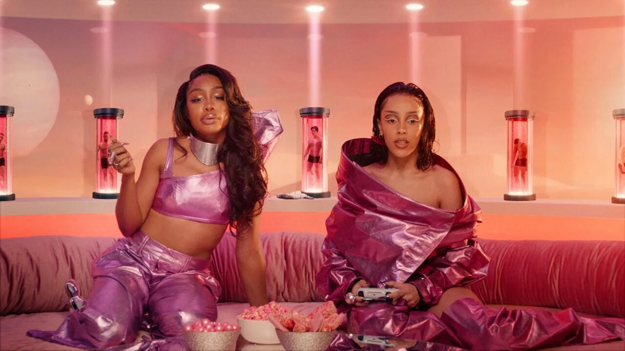 Песня many kiss. Doja cat sza kiss me more. doja cat kiss. доджа кэт и sza. kiss more doja cat.