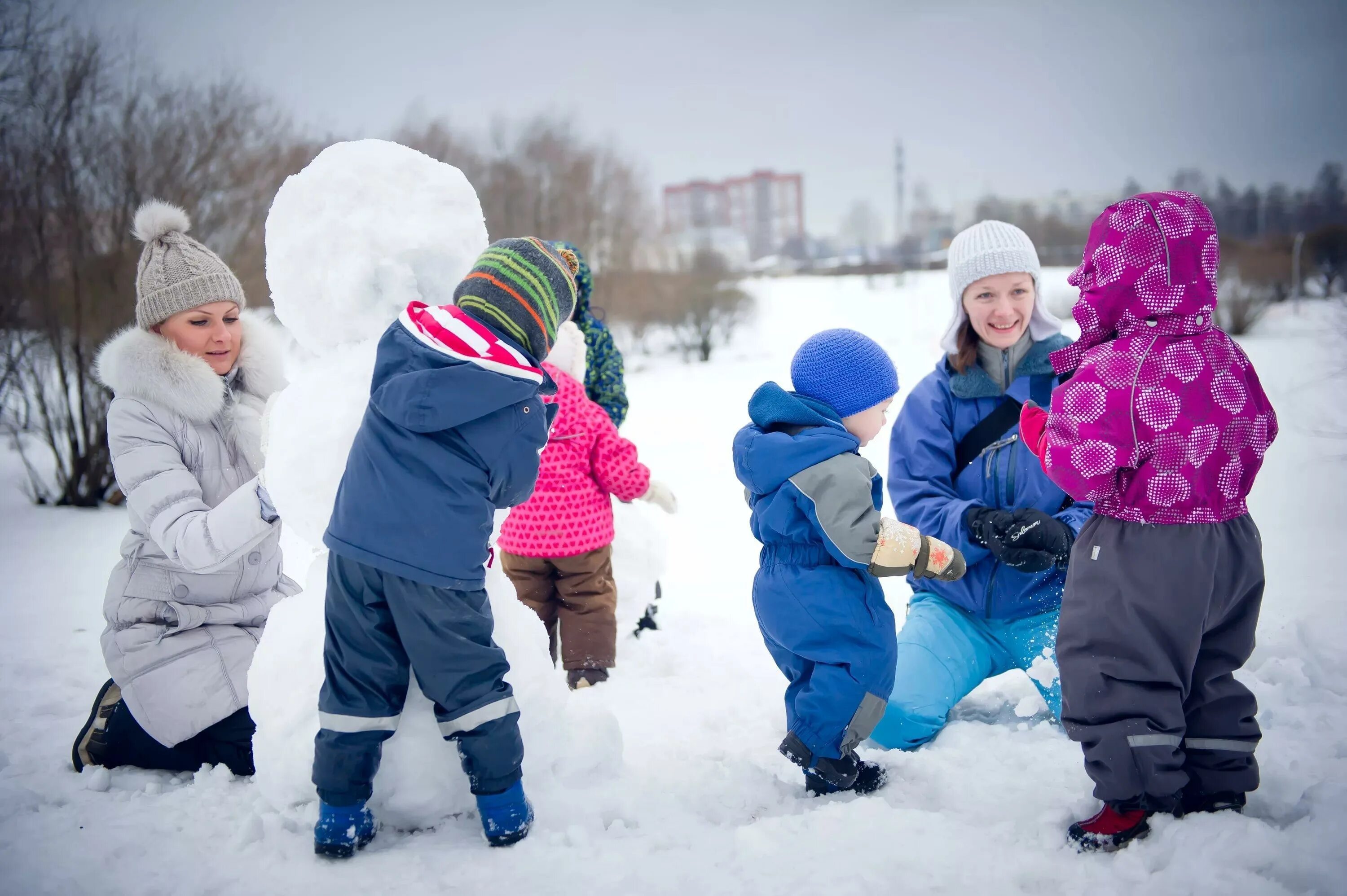 Дети зимой. Дети на прогулке зимой. Дети зима улица. Прогулка в детском саду. На воздухе нужно гулять