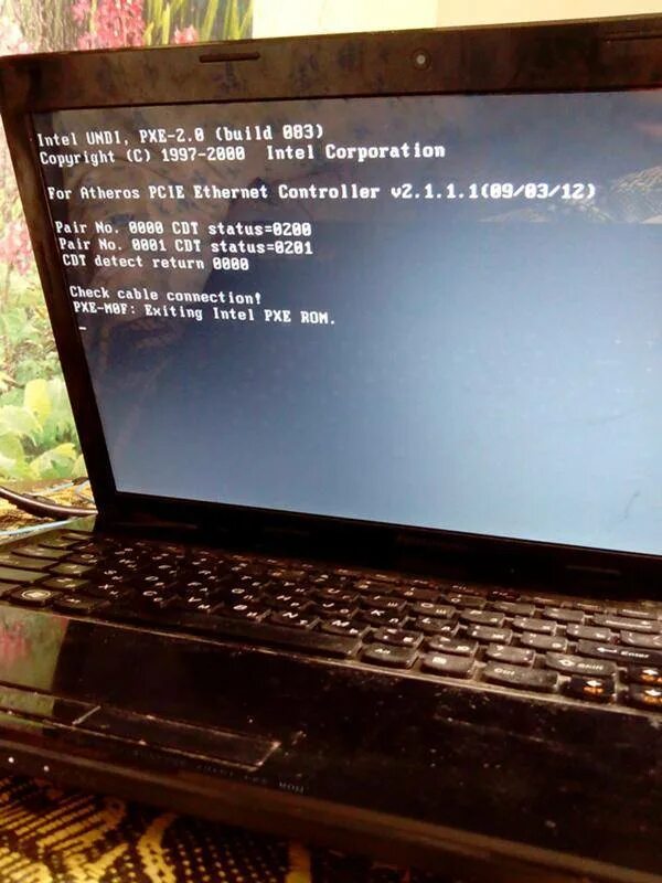 Леново не включается экран. Леново ноут черный экран. Чёрный экран при включении ноутбука. При включении ноутбука. Черный экран на ноутбуке с надписью.