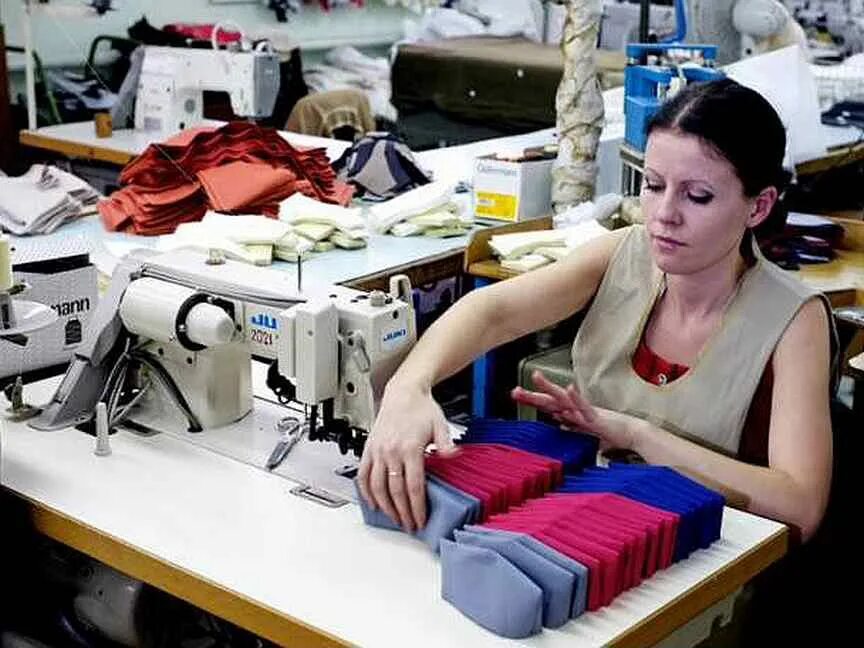Фабрика по пошиву одежды. Швейный цех по пошиву одежды. Шитье трикотажных изделий. Завод пошива одежды.