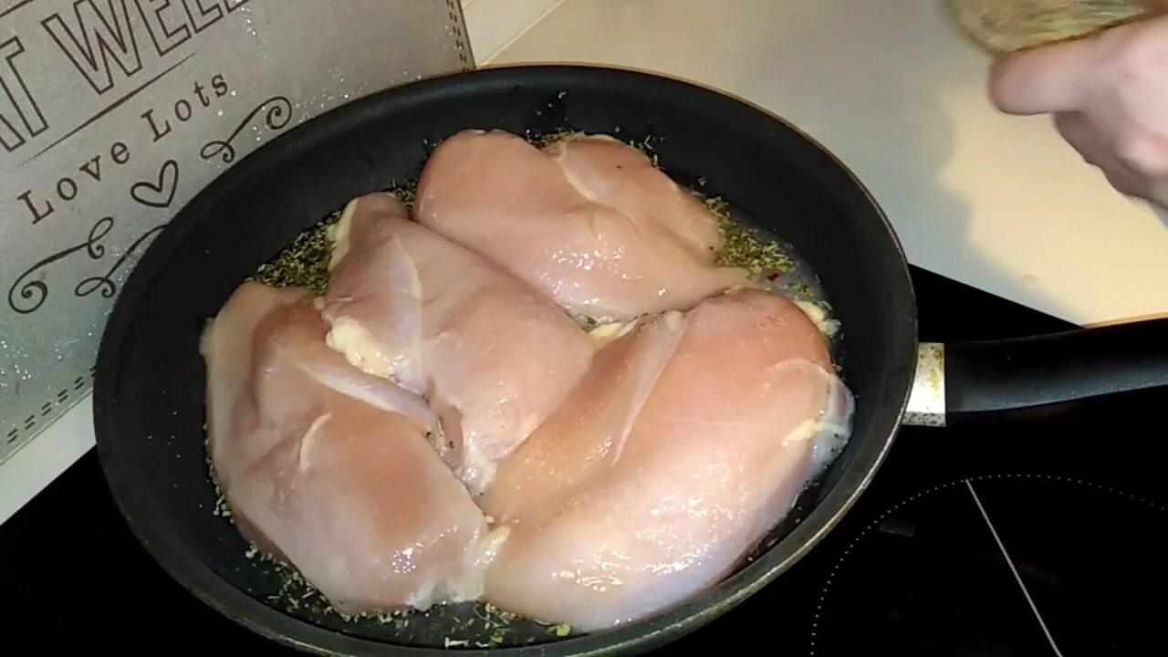 Сочная кур грудка на сковороде. Сочное куриное филе. Припускание курицы. Куриное филе на сковороде. Филе куриное припущенное.