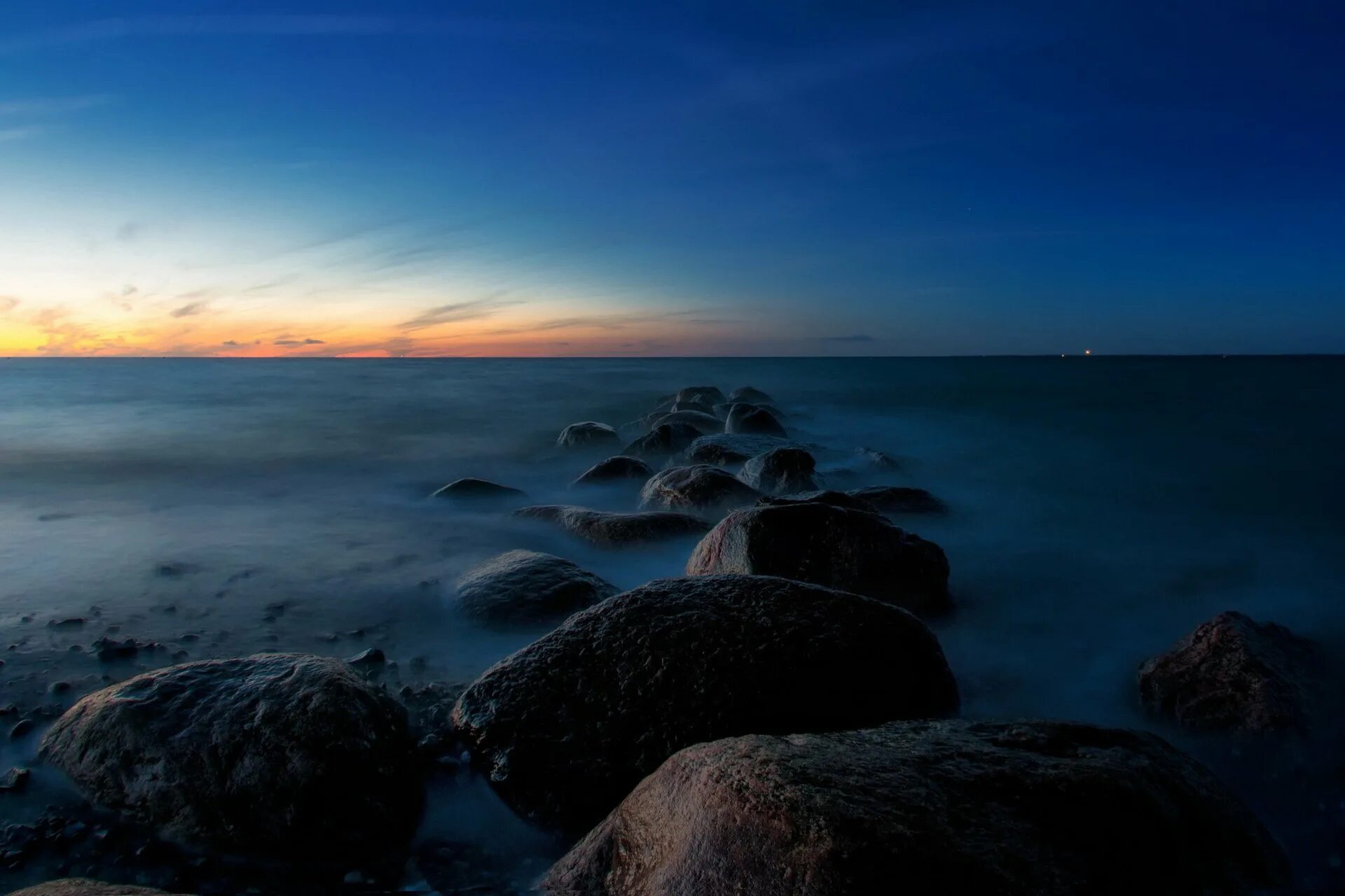 Night stone. Ночное море. Ночь в море. Берег моря ночью. Каменистый берег моря.