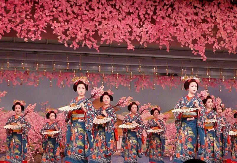 Японская песня сакура. Танец Одори Япония. Хана Мацури японский праздник цветов. Фестиваль цветов (хана Мацури) в Японии. Сецубун праздники Японии.