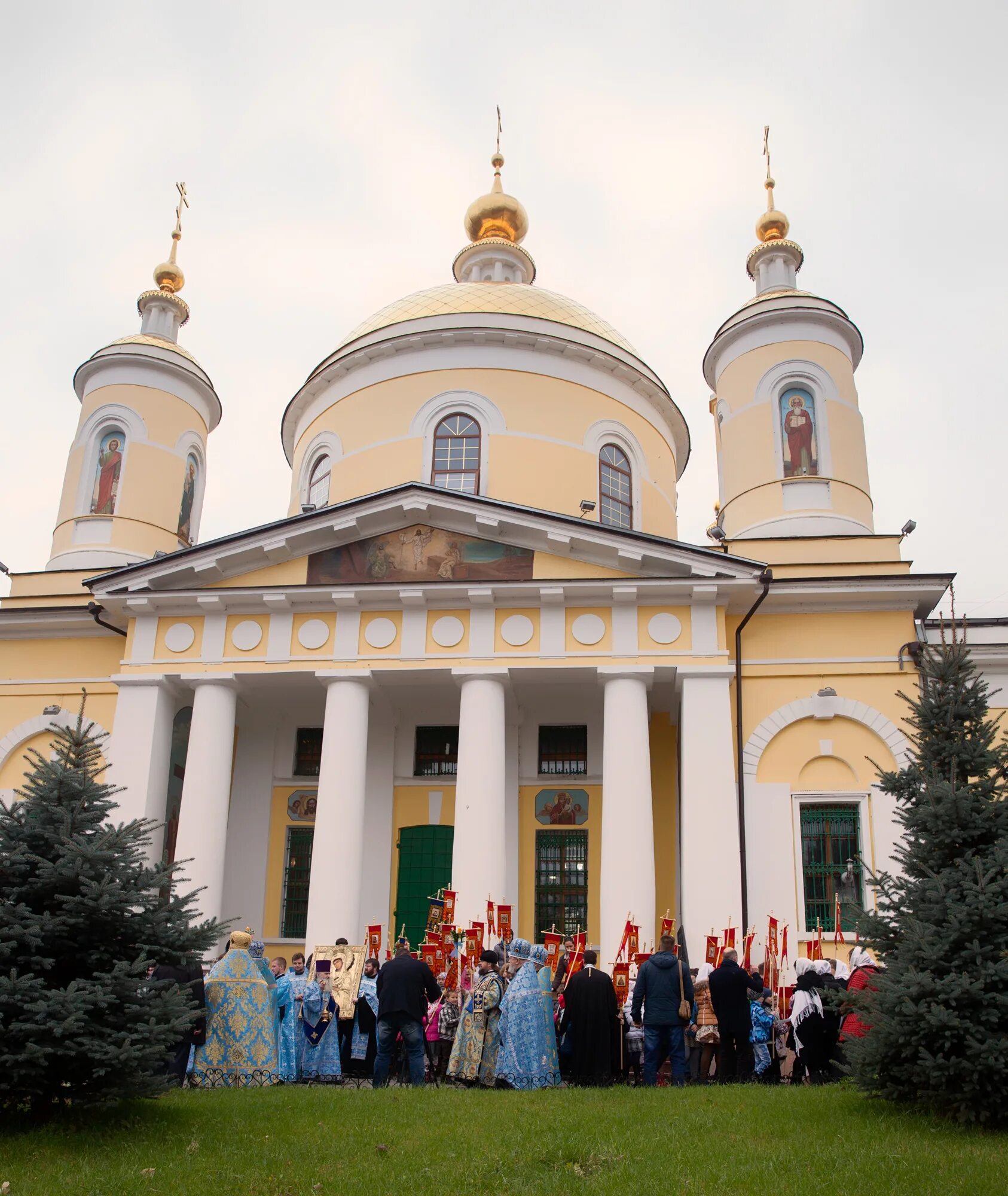 Храм подольска фото. Храм подольска фото. Церковь в подольске в парке талалихина. Подольскам храм святой живоначальной троицы. Достопримечательности подольск церковь.