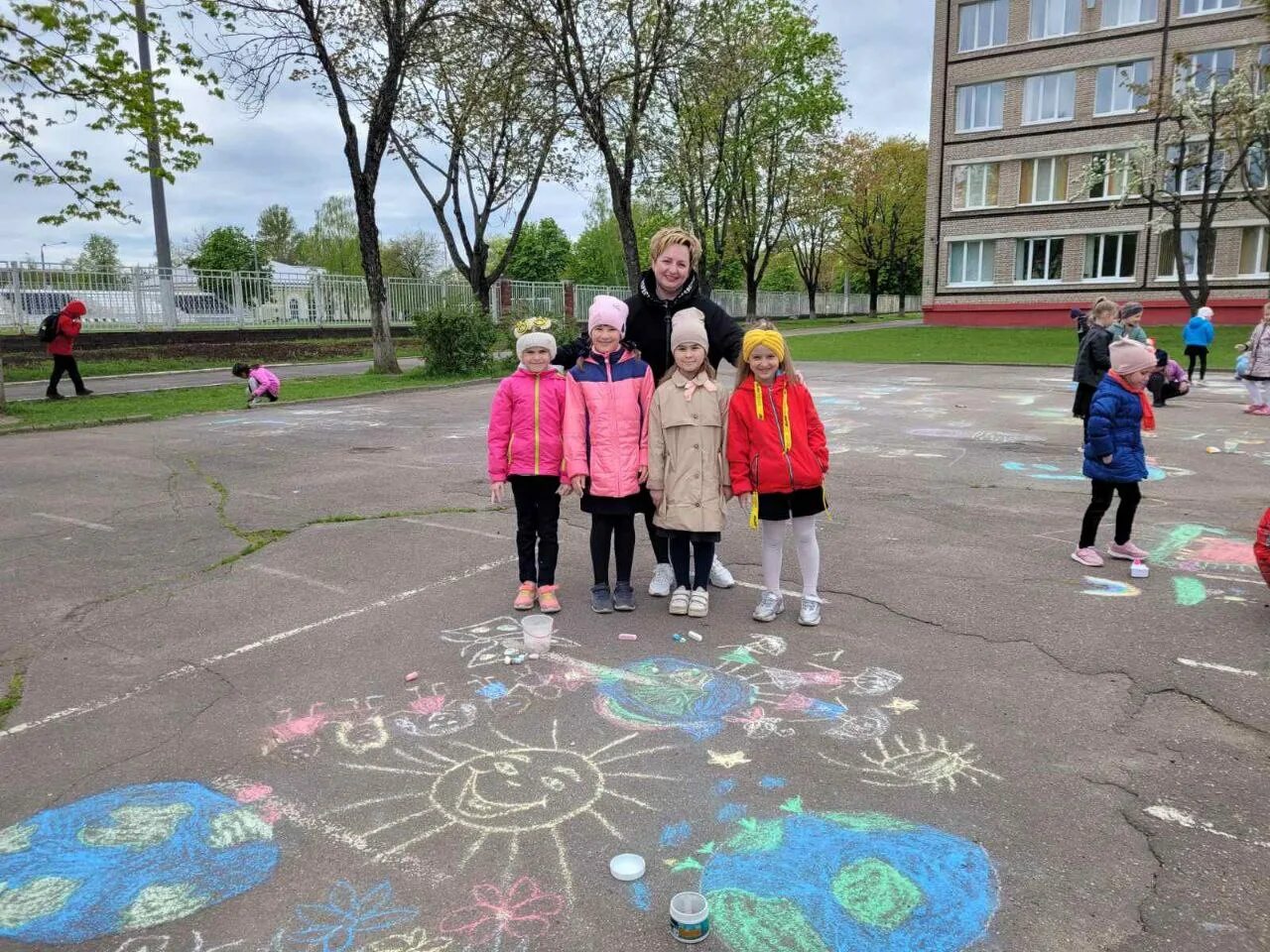 Рисование улица города в старшей группе. Солнышко рисунок. Пусть мир станет ярким. Радуга счастья. Мир красок конкурс.