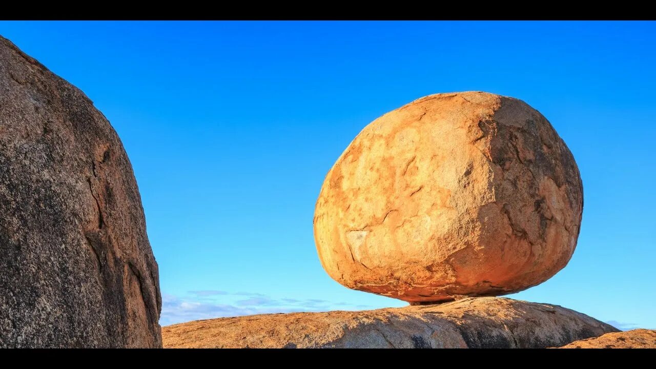 Валун. Boulder. Large Boulder sized small Boulder. Круглый валун катится с горы. Big object