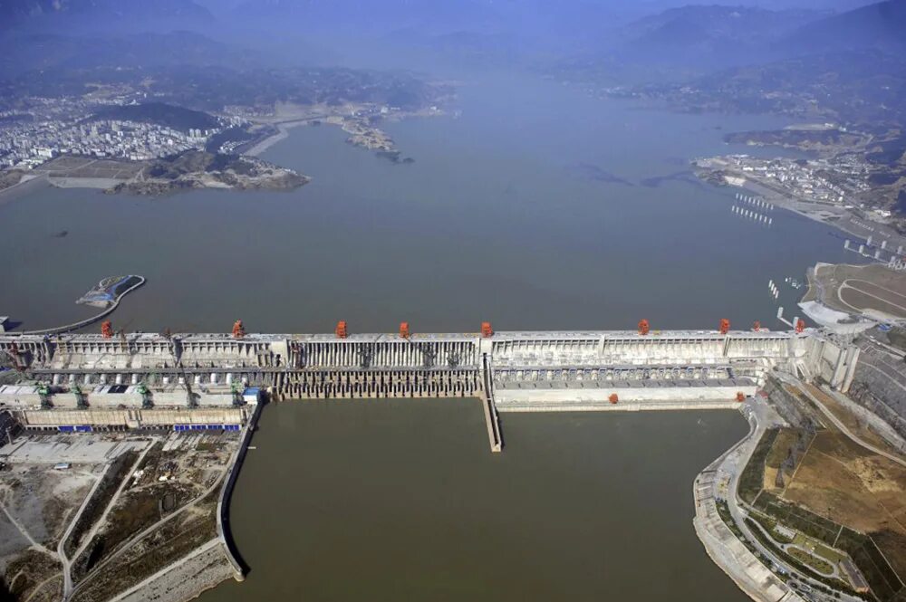 Плотина в китае. ГЭС на Янцзы. ГЭС три ущелья Китай. Плотина на Янцзы. Гидроэлектростанция «Санься».
