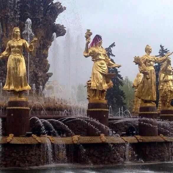 Сколько статуй на фонтане вднх. Украинская сср фонтан дружбы народов. памятник дружбы народов украинка вднх. памятник дружбы народов в москве на вднх девушки на фонтане.