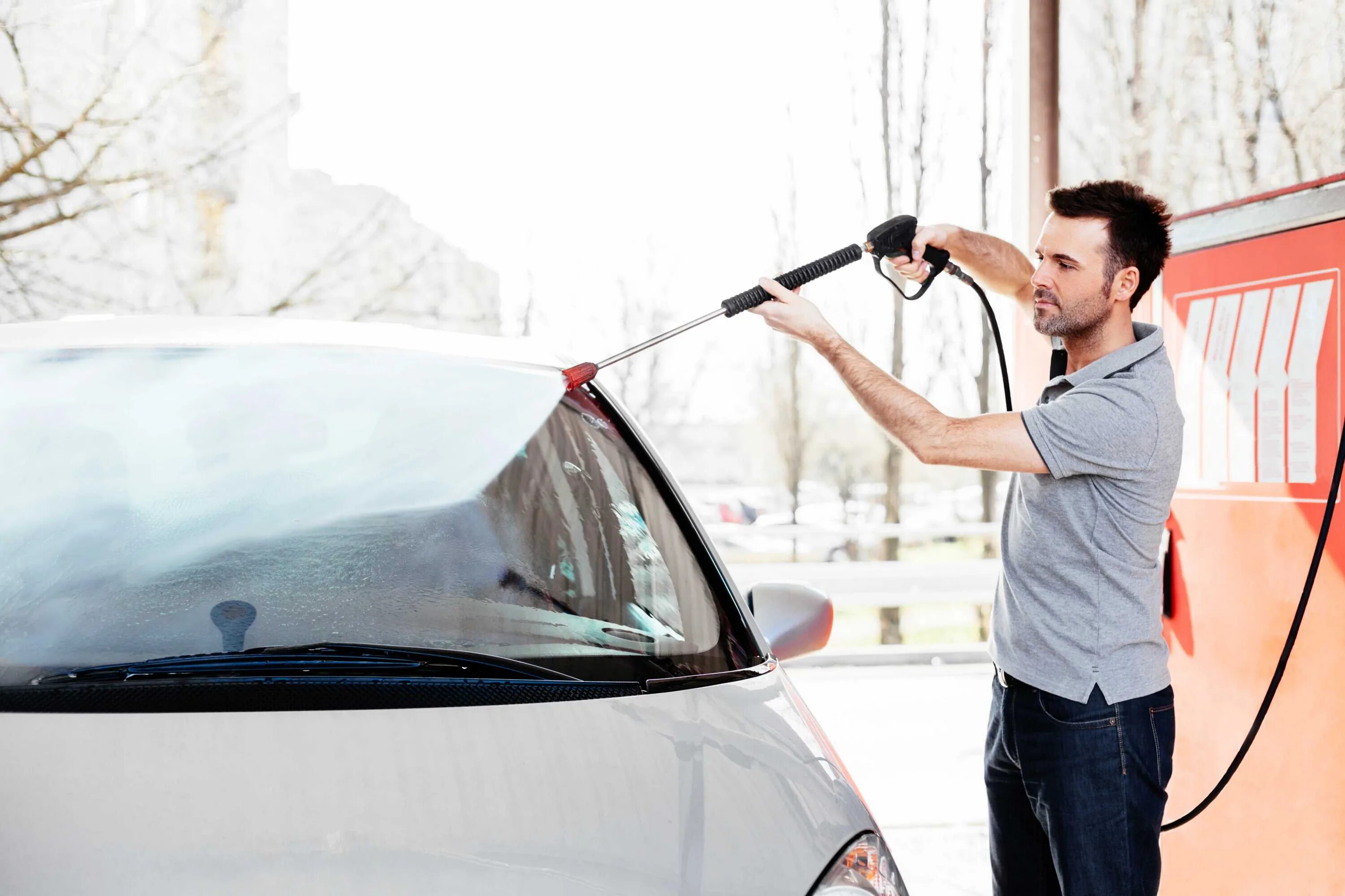 He clean the car. Комплексная мойка автомобиля. Мойка авто фото. Car on Wash. Mobile Wash & Valet.