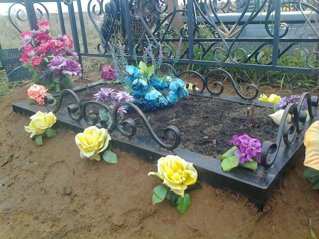 Цветы из дома на кладбище. Украшение цветников на могилах. Цветник на кладбище. Красивые цветники на могилу. Металлические клумбы.