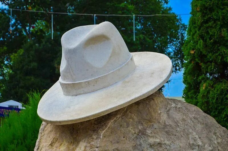 Памятник белой шляпе в Анапе. Анапа шляпа памятник. Белая шляпа Горького Анапа. Скульптура белая шляпа в Анапе. Памятник шляпа