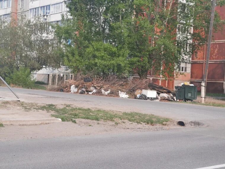 Жители города жалуются. Свалка в городе. Снимок свалки.